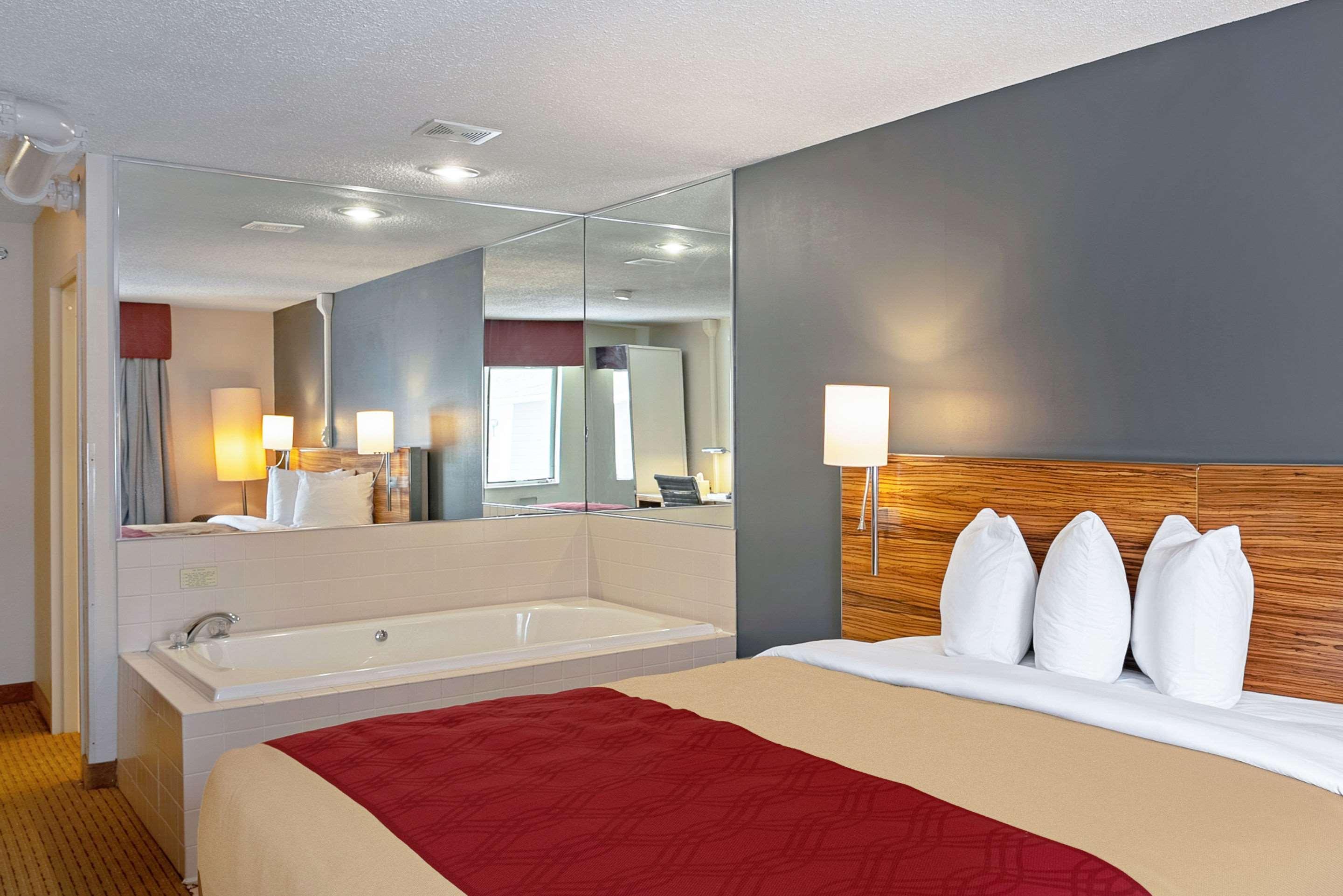 Quality Inn Frontier At Us Hwy 30 Clinton Dış mekan fotoğraf
