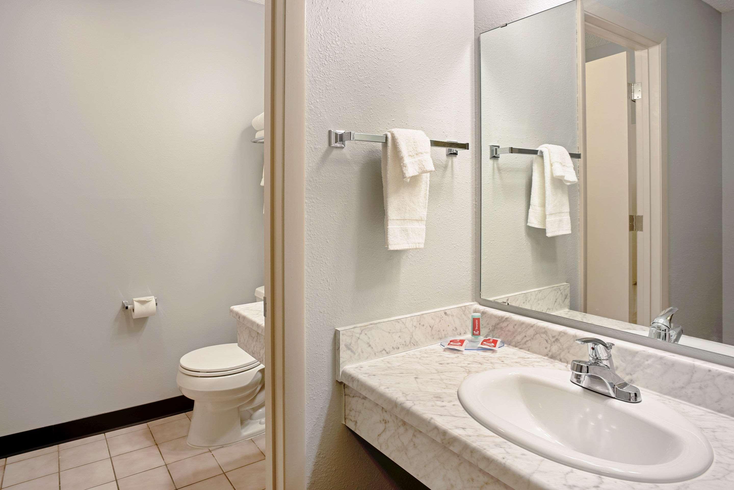 Quality Inn Frontier At Us Hwy 30 Clinton Dış mekan fotoğraf